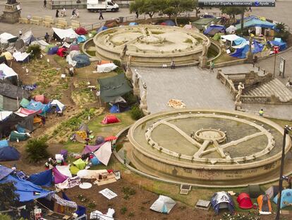 Acampados del 15-M en la plaza de Catalunya de Barcelona