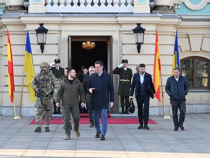 El presidente del Gobierno, Pedro Sánchez, tras reunirse el jueves con el presidente de Ucrania, Volodímir Zelenski, en Kiev, Ucrania.