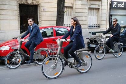 La alcaldesa de Par&iacute;s, Anne Hidalgo, pasea por la ciudad a los mandos de una bicicleta del servicio p&uacute;blico municipal.