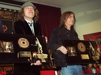 Angus Young (à esquerda) e seu irmão Malcom durante a apresentação de seu disco 'Stiff Upper Lip', depois de inaugurar uma rua em Leganés que leva o nome do grupo australiano