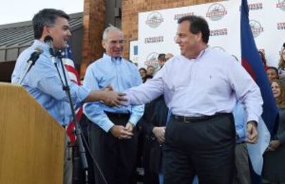 El gobernador de Nueva Jersey, Chris Christie (a la derecha), con los candidatos republicanos al Senado, Cory Gardner (a la izquierda), y a gobernador, Bob Beauprez, en la sede de los republicanos en Colorado Springs.