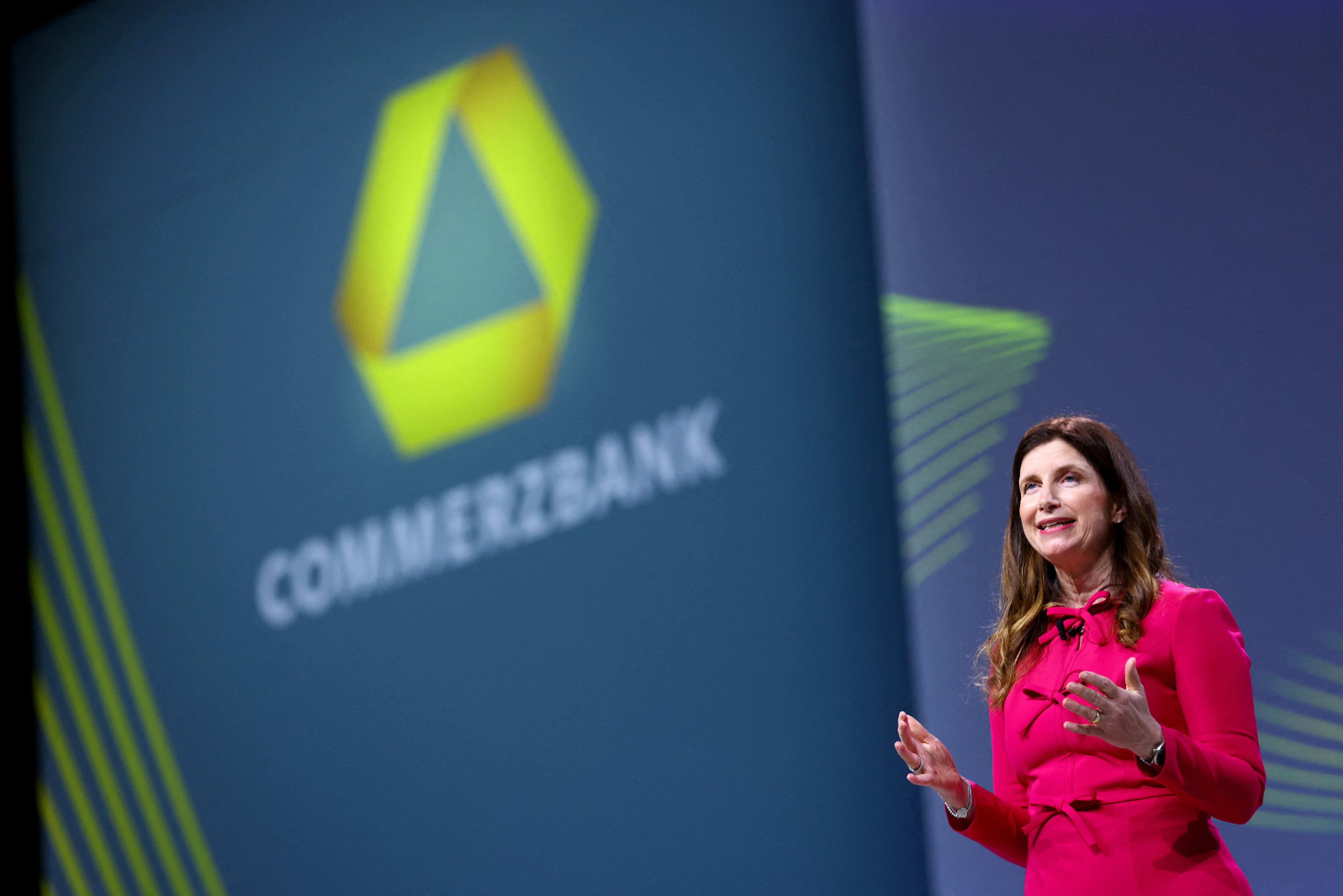 Commerzbank logra un primer semestre récord tras elevar casi un 40% el beneficio