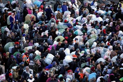 Migrantes esperan en la frontera de Ceuta este lunes.