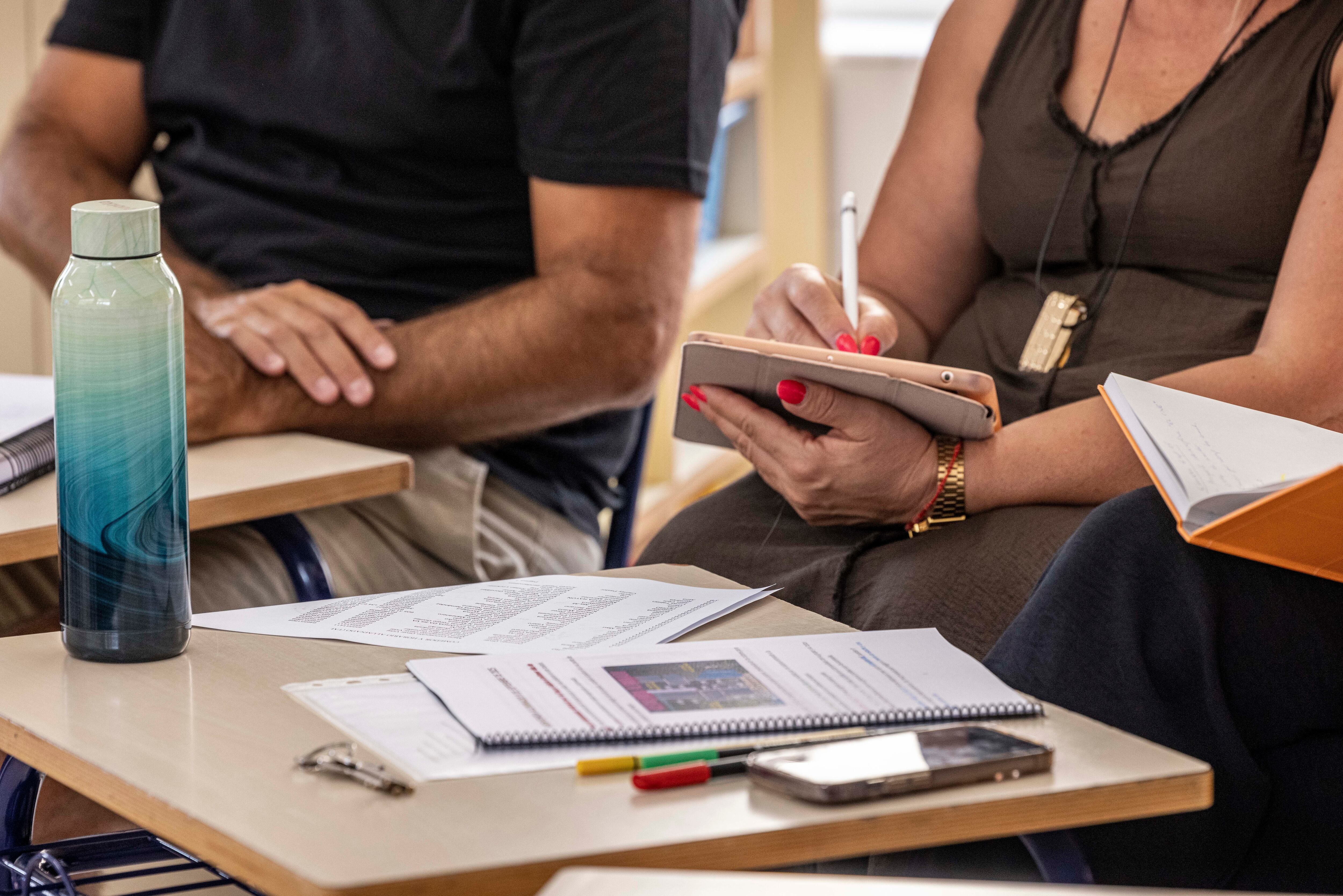 Profesores en el claustro de un centro educativo. 