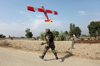 Un soldado del ejército indio lanza un avión no tripulado que se envía para la vigilancia durante un tiroteo con presuntos militantes armados en el pueblo de Pindi Khattar en el sector fronterizo Arnia, a unos 43 kilómetros al sur de Jammu, India.