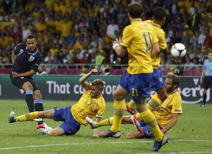 Walcott marca el segundo gol de Inglaterra.