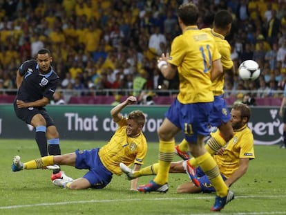 Walcott marca el segundo gol de Inglaterra.