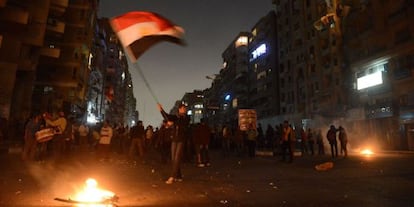 Un manifestante ondea la bandera nacional este viernes en El Cairo.