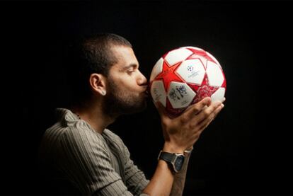 Dani Alves posa para la entrevista con el balón oficial de la final de la Liga de Campeones.