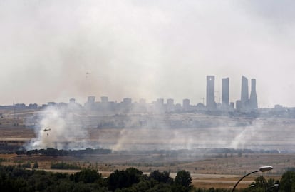 A mechanic decided to disconnect the sensor, given that it was not essential for flight in good weather. In the photo, a firefighting helicopter carries water to the site of the accident. In the background, the Cuatro Torres skyscrapers are visible.