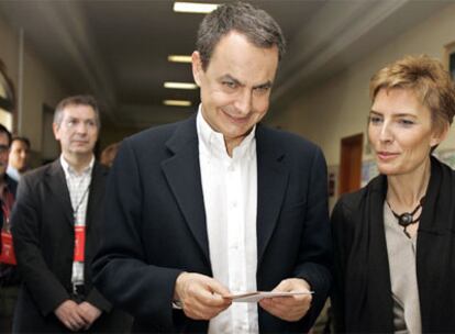 Zapatero vota junto a su mujer, Sonsoles Espinosa