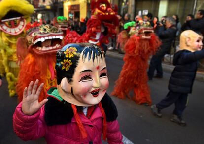 Un niño participa en el desfie para celebar el Nuevo Año Chino.