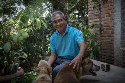 Tomás Cruz, en el patio de la casa de su sobrina, cerca de la Ciudad de Oaxaca. 