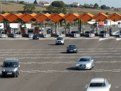 Peajes de una autopista operada por Abertis, cerca de Barcelona.