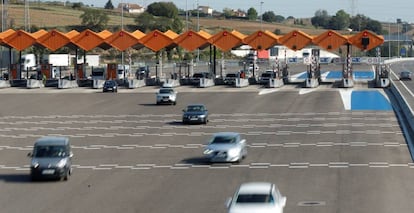 Peajes de una autopista operada por Abertis, cerca de Barcelona.