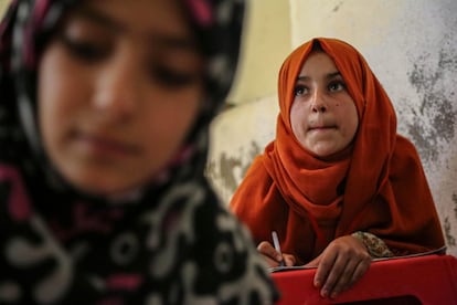 Dos niñas afganas en una escuela en Kabul, el 26 de septiembre. Las chicas mayores de 12 años no pueden seguir estudiando en Afganistán, por decisión de los talibanes, que regresaron al poder en agosto de 2021.