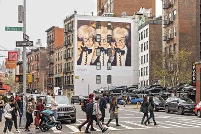 Un mural en Nueva York con una foto de Warhol, anunciaba la presentación de los libros de Powell en la tienda de Gucci.