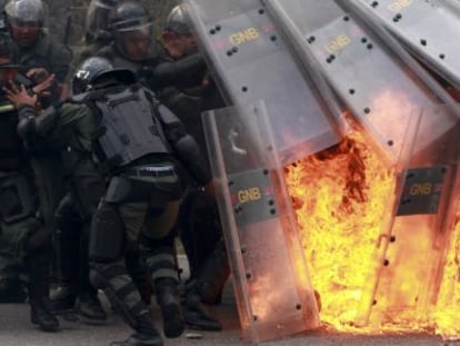 Policiais atacados com coquetel molotov no protesto.