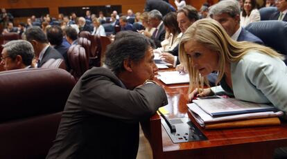 Cristina Cifuentes charla con Ignacio González en el pleno constitutivo de la Asamblea de Madrid, el 9 de junio de 2015.