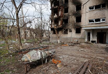 El cuerpo de un civil yace en un banco frente a un edificio de apartamentos dañado en la ciudad portuaria sureña de Mariupol, el martes. Tras casi dos meses de bombardeos, la ciudad, que contaba con 430.000 habitantes, “ya no existe”, afirmó el lunes el ministro de Exteriores de Ucrania, Dmitro Kuleba. El feroz asedio de las tropas del Kremlin puso a la localidad en una situación crítica ya hace semanas, y los ataques no han cesado desde entonces.