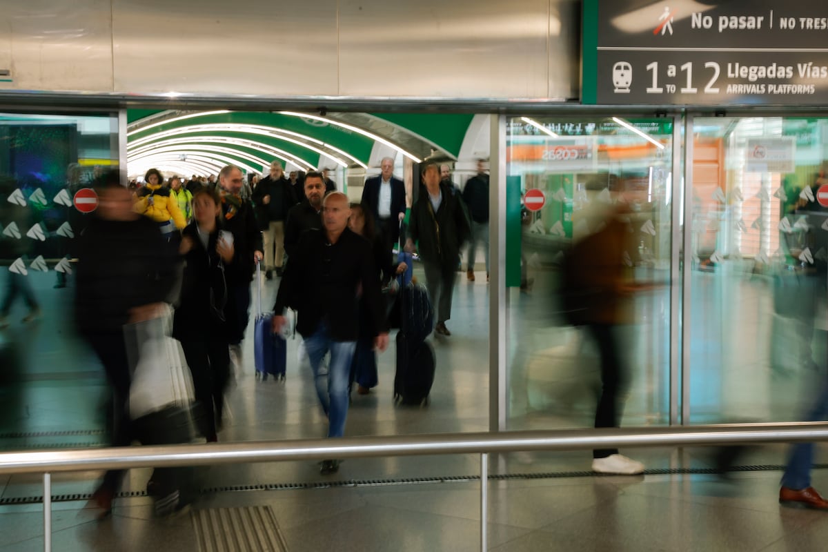 Miércoles de retrasos en la media y larga distancia desde y hacia Madrid: “Coger el tren me genera mucho estrés”