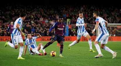 Ousmane Dembélé rodeado de contrarios.