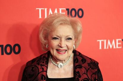 Leyenda viva de la televisión en Estados Unidos, la veterana Betty White está viviendo una segunda edad dorada en Hollywood. A sus 88 años, la actriz se ha puesto de moda especialmente entre un público joven que parece haber conectado con el sentido del humor irónico de White tras su aparición en la taquillera comedia <i>La proposición</i>, que protagonizó junto con Sandra Bullock. Su última aparición en televisión ha sido como artistas invitada en <i>Saturday Night Live</i>. La intérprete de <i>Las chicas de oro</i> triunfó en la última edición de la SuperBowl, el evento más visto del año en Estados Unidos, con un anuncio de chocolatinas en el que era brutalmente derribada por unos jugadores de fútbol americano, y su índice de popularidad despegó definitivamente en la web, un medio que le es ajeno pero en el que tiene miles de seguidores. "No sabía que era Facebook, y ahora que lo sé tengo que decir que suena como una gran pérdida de tiempo", ha bromeado la actriz.