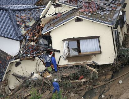 Imagen aérea de los trabajos de rescate en búsqueda de supervivientes en Hiroshima, devastada por fuertes lluvias torrenciales.