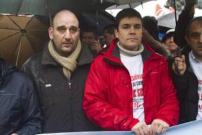 Los sindicalistas Serafín Rodríguez (i) y Carlos Rivas (d) encabezan la manifestación que miembros de los sindicatos UGT, CCOO y CIG junto a varios miles de ciudadanos vigueses han protagonizado hoy por las calles de Vigo para solicitar el indulto de ambos , condenados a tres años de cárcel por su participación en un piquete informativo durante la huelga de transporte de 2008.