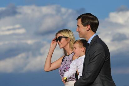 Ivanka Trump y Jared Kushner, con su hijo, el pasado viernes