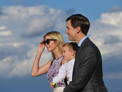 Ivanka Trump y Jared Kushner, con su hijo, el pasado viernes