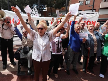 Manifestación de los afectados por el Plan Permuta de viviendas de Alcorcón en mayo de 2019.