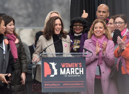 卡瑪拉·哈里斯 (Kamala Harris) 出席 2017 年 1 月 21 日在華盛頓舉行的婦女遊行。