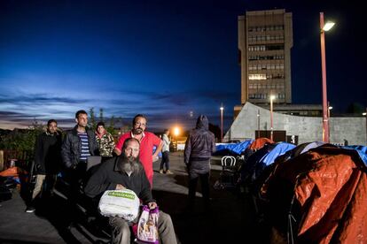 Juan Carollo, con barba, ante el Ayuntamiento de Vigo, junto a algunos hombres sin hogar en la Acampada Contra la Pobreza.
