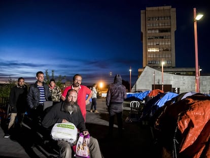 Juan Carollo, con barba, ante el Ayuntamiento de Vigo, junto a algunos hombres sin hogar en la Acampada Contra la Pobreza.