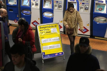 El vestíbulo de la parada de metro de Manuel Becerra, cerrado por la caída de una bóveda.