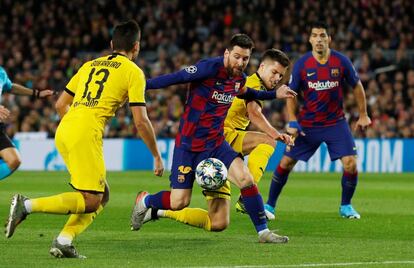 Messi controla el balón en una acción del partido. 