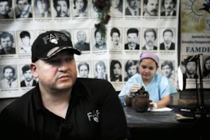 Fredy Peccerelli, antropólogo forense, dirige el equipo de la Fundación de Antropología Forense de Guatemala (FAFG), la organización no gubernamental que exhuma los cuerpos de víctimas.