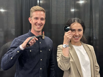 Casey Barbarino y  Maya Kelley, de L'Oréal, posan en el CES con un aplicador de pintalabios y un maquillador de cejas.