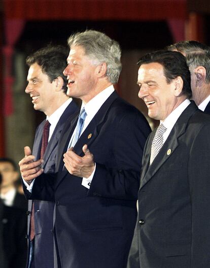 De izquierda a derecha, Tony Blair, Bill Clinton y Gerhard Schröeder en una reunión del G8 celebrada en Japón en el año 2000.