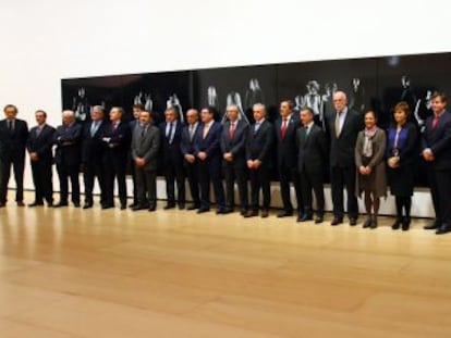 Los miembros del Patronato del Guggenheim posan este lunes en una de las salas del museo. 