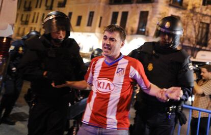 La policía tuvo que arrestar a varios aficionados en la madrileña plaza de Neptuno.