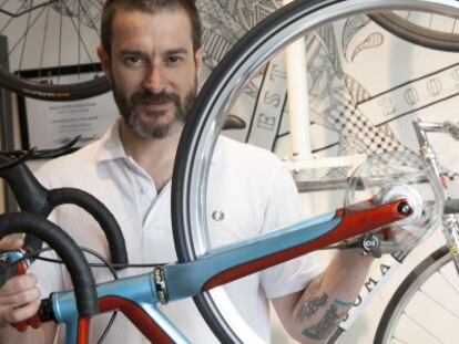 El diseñador y constructor de bicis Andrés Arregui, en su taller de Madrid.