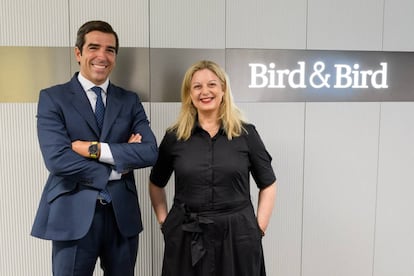 José de Santiago y Coral Yañez, nuevo socio de corporate y M&A y socia directora de Bird & Bird 