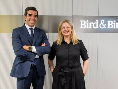 José de Santiago y Coral Yañez, nuevo socio de corporate y M&A y socia directora de Bird & Bird 
