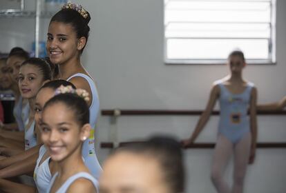 A mais alta da fila é a veterana do grupo, Maria Carolina Silva Cordeiro, de 15 anos. Alta e corpulenta, ela diz que aprender balé foi a realização de um sonho, que não havia concretizado até então porque a família não tinha dinheiro. "Me apresentar no Auditório do Ibirapuera foi a maior emoção da minha vida. Nunca vou parar de dançar", contou.