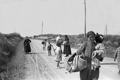 La imagen recoge la huida de una familia en el frente aragonés en 1937. Fue portada de la revista francesa <i>Regards</i> el 2 de diciembre de 1937.