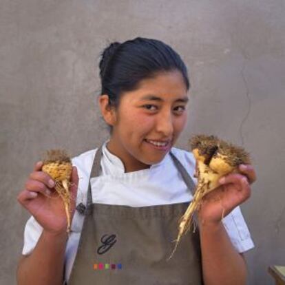Noemí Cosme, alumna de la escuela de cocina Gustu en La Paz (Bolivia), muestra un cactus achacana, uno de los productos autóctonos con los que cocinan.