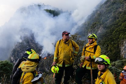 Integrantes de la brigada para combatir el incendio en el cerro El Cable discuten, en el sector de Tanques del Silencio.