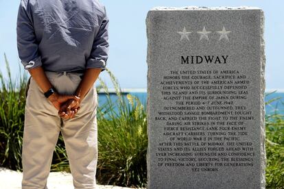 El presidente Obama frente al monumento en memoria de la Batalla de Midway, durante su tour por la reserva de Papahanaumokuakea (Hawái). 